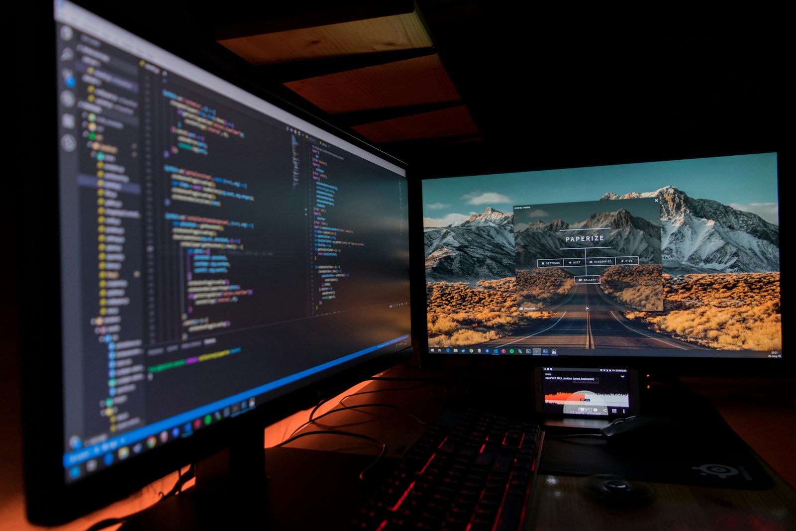 Moderner Arbeitsplatz mit mehreren Bildschirmen für Softwareentwicklung