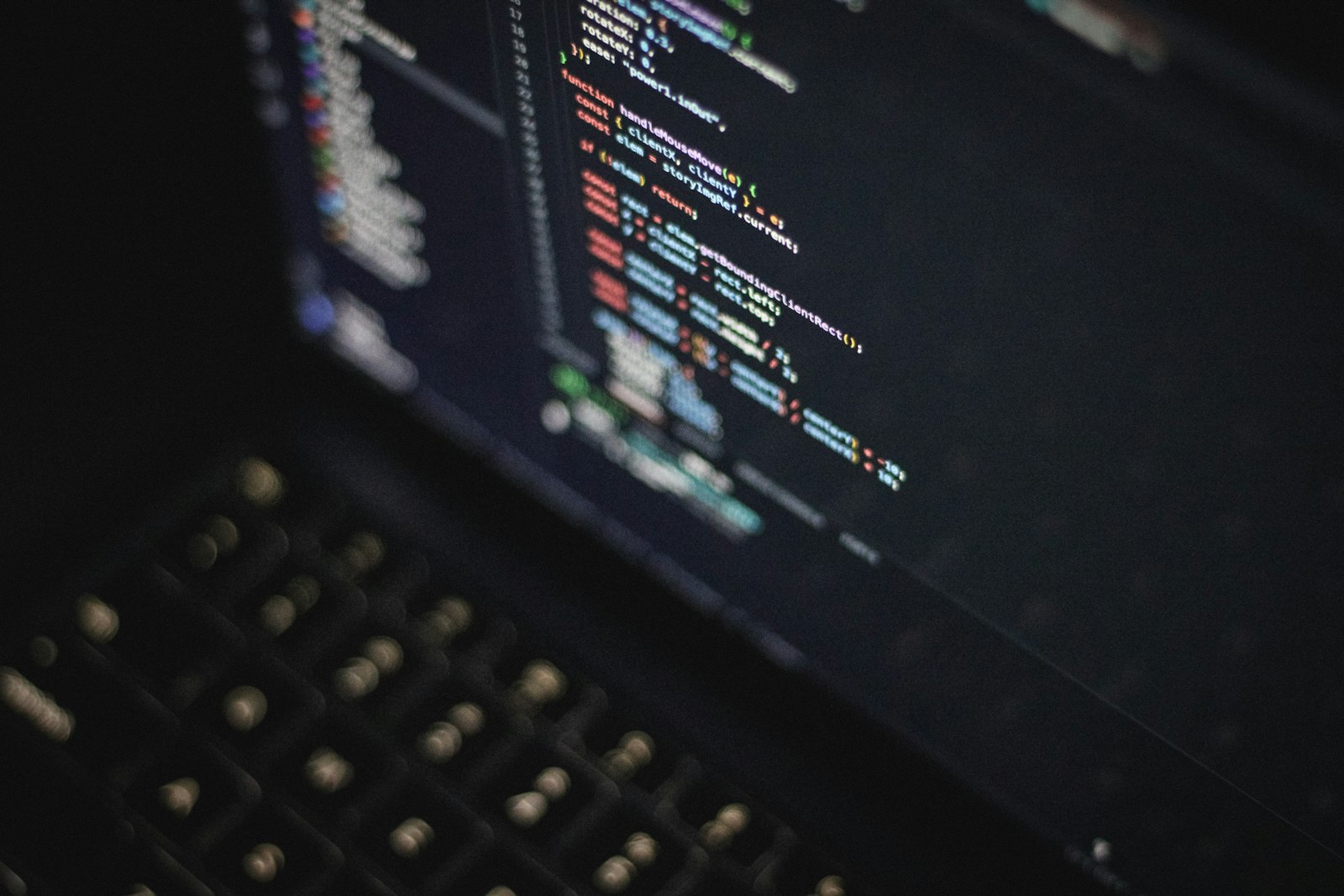 Nahaufnahme Quellcode auf Bildschirm im Software-Arbeitsplatz